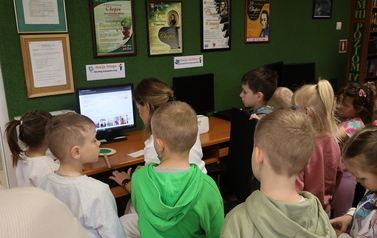 Przedszkolaki z wizytą w bibliotece 9
