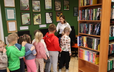 Przedszkolaki z wizytą w bibliotece 12