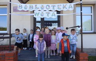 Pszcz&oacute;łki z wizytą w bibliotece 1
