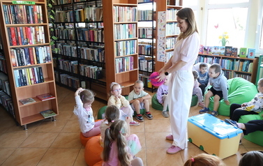 Pszcz&oacute;łki z wizytą w bibliotece 2