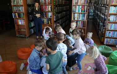 Pszcz&oacute;łki z wizytą w bibliotece 3