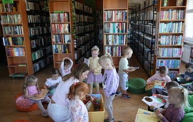 Pszcz&oacute;łki z wizytą w bibliotece 4