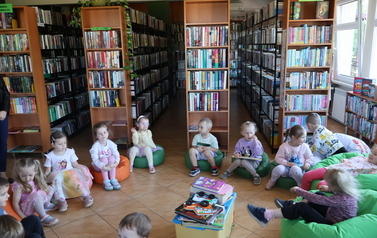 Pszcz&oacute;łki z wizytą w bibliotece 7