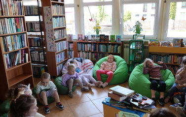 Pszcz&oacute;łki z wizytą w bibliotece 10
