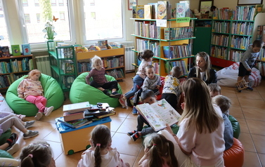 Pszcz&oacute;łki z wizytą w bibliotece 11