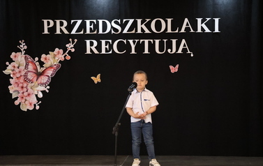 Przedszkolaki recytują 6