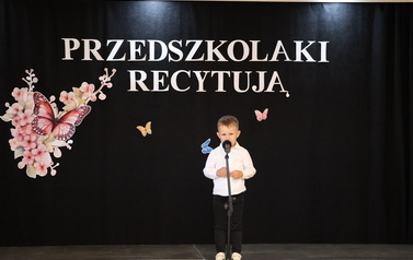 Przedszkolaki recytują 8