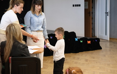 Przedszkolaki recytują 25