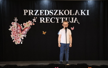 Przedszkolaki recytują 32