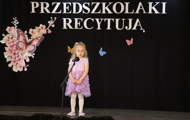 Przedszkolaki recytują 35