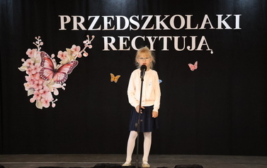 Przedszkolaki recytują 45