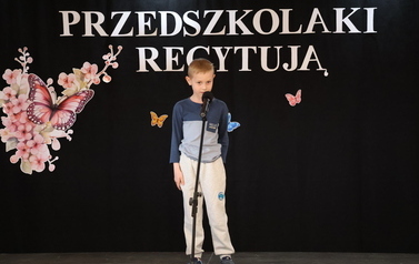 Przedszkolaki recytują 48