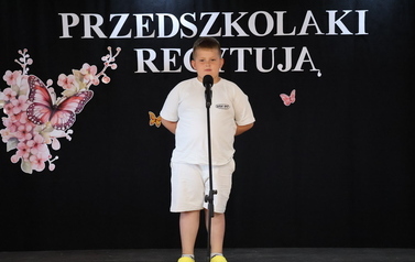 Przedszkolaki recytują 54