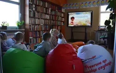Przedszkolaki świętują Dzień Książki w bibliotece 4