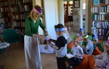 Przedszkolaki świętują Dzień Książki w bibliotece 16