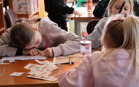 Alicja w Krainie Czar&oacute;w &ndash; herbatka u Kapelusznika 8