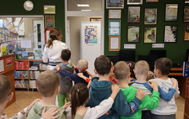 Przedszkolaki z wizytą w bibliotece 6