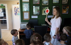 Pszcz&oacute;łki z wizytą w bibliotece 15