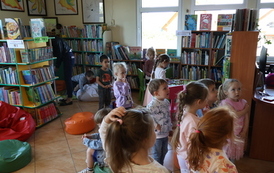 Pszcz&oacute;łki z wizytą w bibliotece 16