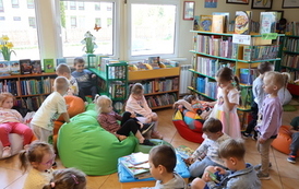 Pszcz&oacute;łki z wizytą w bibliotece 17