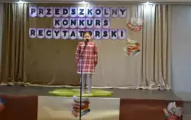 Przedszkolaki recytują 8