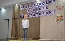 Przedszkolaki recytują 30