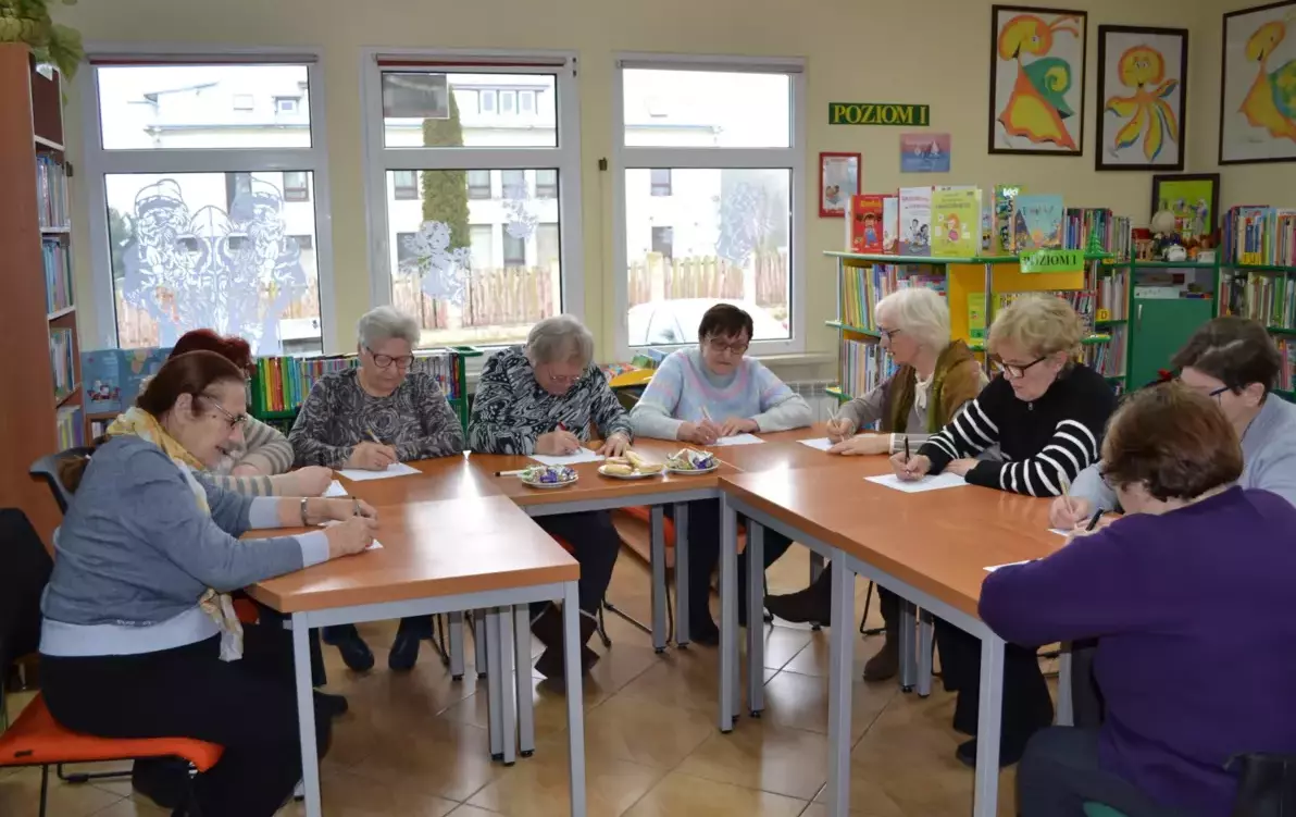 Zdjęcie do Relacja z zajęć w bibliotece dla senior&oacute;w: Trening pamięci