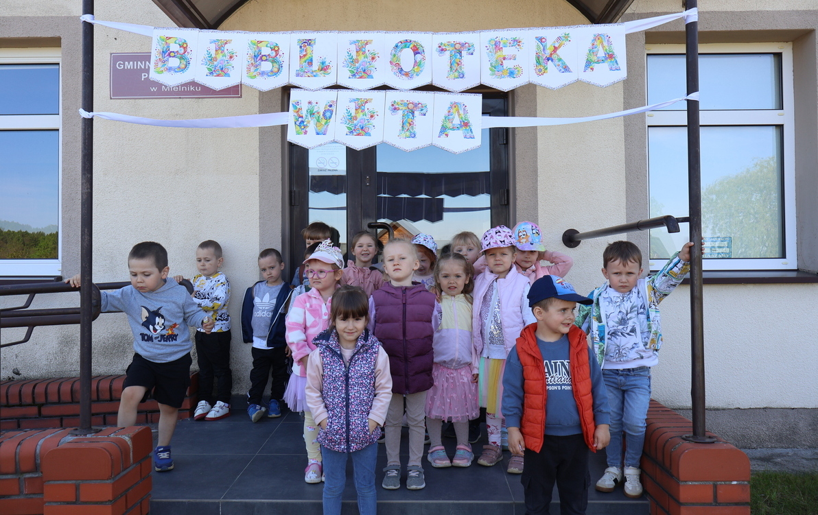 Zdjęcie do Pszcz&oacute;łki z wizytą w bibliotece